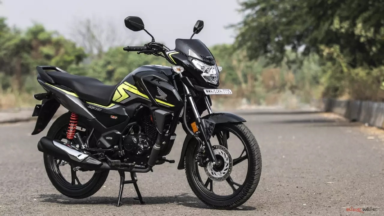  கிரவுண்ட் கிளியரன்ஸ் - எடை:,[object Object], டிவிஎஸ் ரெய்டர் 180 எம்எம் கிரவுண்ட் கிளியரன்ஸ் உடனும் 123 கிலோ எடையுடனும் வந்துள்ளது.,[object Object], ஹோண்டா எஸ்பி 125 பைக் 160 எம்எம் கிரவுண்ட் கிளியரன்ஸ் உடனும் 117 கிலோ எடையுடனும் வந்துள்ளது.,[object Object], எஞ்சின்:,[object Object], டிவிஎஸ் ரெய்டர் பைக்கில் 124.8சிசி ஏர் கூல்டு எஞ்சின் கொடுக்கப்பட்டுள்ளது. இந்த எஞ்சின் அதிகபட்சமாக 11.55 பிஹெச்பி திறனையும், 11.2 என்.எம் டார்க் திறனையும் வழங்குகிறது.,[object Object], ஹோண்டா எஸ்பி பைக்கில் 123.9 சிசி ஏர் கூல்டு எஞ்சின் கொடுக்கப்பட்டுள்ளது. இந்த எஞ்சின் அதிகபட்சமாக 10.72 பிஹெச்பி திறனையும், 10.9 என்.எம் டார்க் திறனையும் வழங்குகிறது.