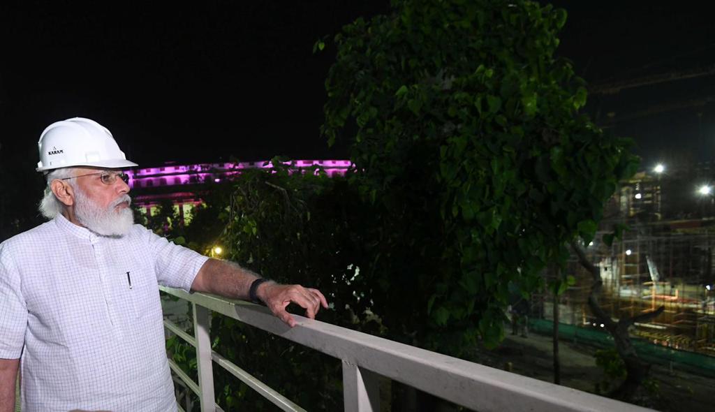  இந்த கட்டடத்தை கட்டும் பணிக்கான ஒப்பந்தம் டாடா நிறுவனத்துக்கு அளிக்கப்பட்டுள்ளது. இது தற்போதைய நாடாளுமன்றக் கட்டடத்தைவிட 17 ஆயிரம் சதுர அடி பரப்பளவில் பெரியது. முக்கோண வடிவிலான புதிய பார்லிமென்ட் கட்டிடம், தற்போதுள்ள நாடாளுமன்ற கட்டடத்திற்கு அருகிலேயே கட்டமைக்கப்பட உள்ளது. 2022ம் ஆண்டிற்குள், அந்த புதிய நாடாளுமன்றம் கட்டிமுடிக்கப்பட்டுவிடும் என எதிர்பார்க்கப்படுகிறது.