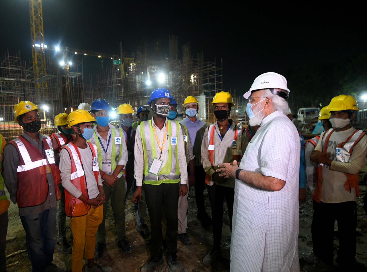  புதிய நாடாளுமன்றக் கட்டிடம் கட்டுமிடத்தில் பிரதமர் மோடி