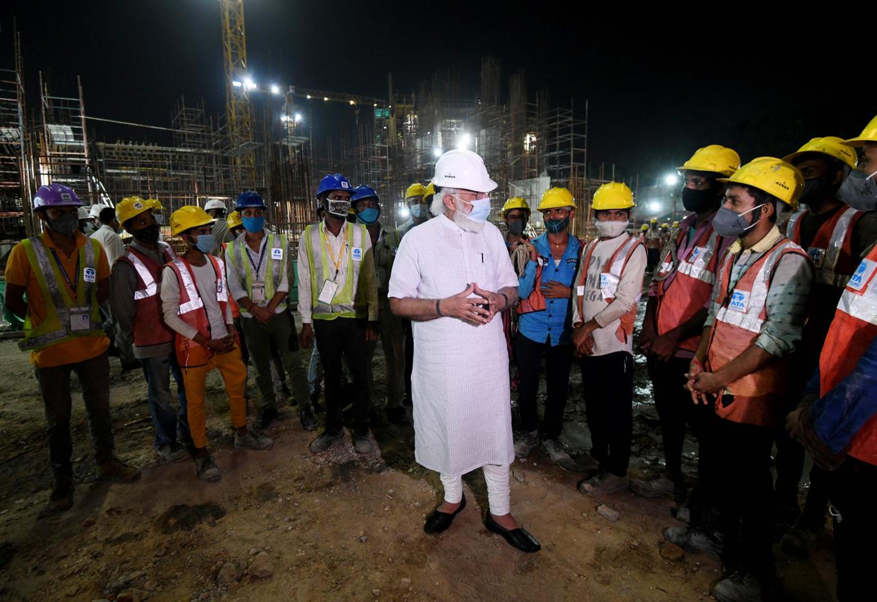  கட்டிடப் பணிகளின் தற்போதைய நிலை, எப்போது முடியும், நாள்தோறும் நடக்கும் பணி நிலவரம் ஆகியவை குறித்து பிரதமர் மோடியிடம் அதிகாரிகள் தெரிவித்தனர். அவர் கட்டடம் கட்டும் பணிகளை ஆய்வு செய்யும்போது எடுக்கப்பட்ட புகைப்படங்கள் வைரலாகிவருகின்றன.