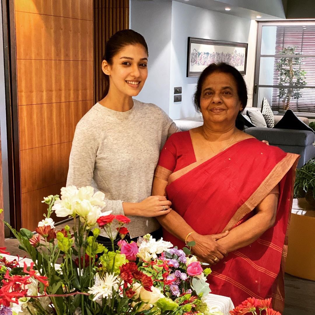 Nayanthara celebrates her mom's birthday with Vignesh Shivan, nayanthara vignesh shivan, nayanthra vignesh shivan latest picture, nayanthara latest image, vignesh shivan latest image, நயன்தாரா, விக்னேஷ் சிவன், நயன்தாரா லேட்டஸ்ட் படம், நயன்தாரா விக்னேஷ் சிவன் படம், kaathu vaakula rendu kaadhal, காத்து வாக்குல ரெண்டு காதல்