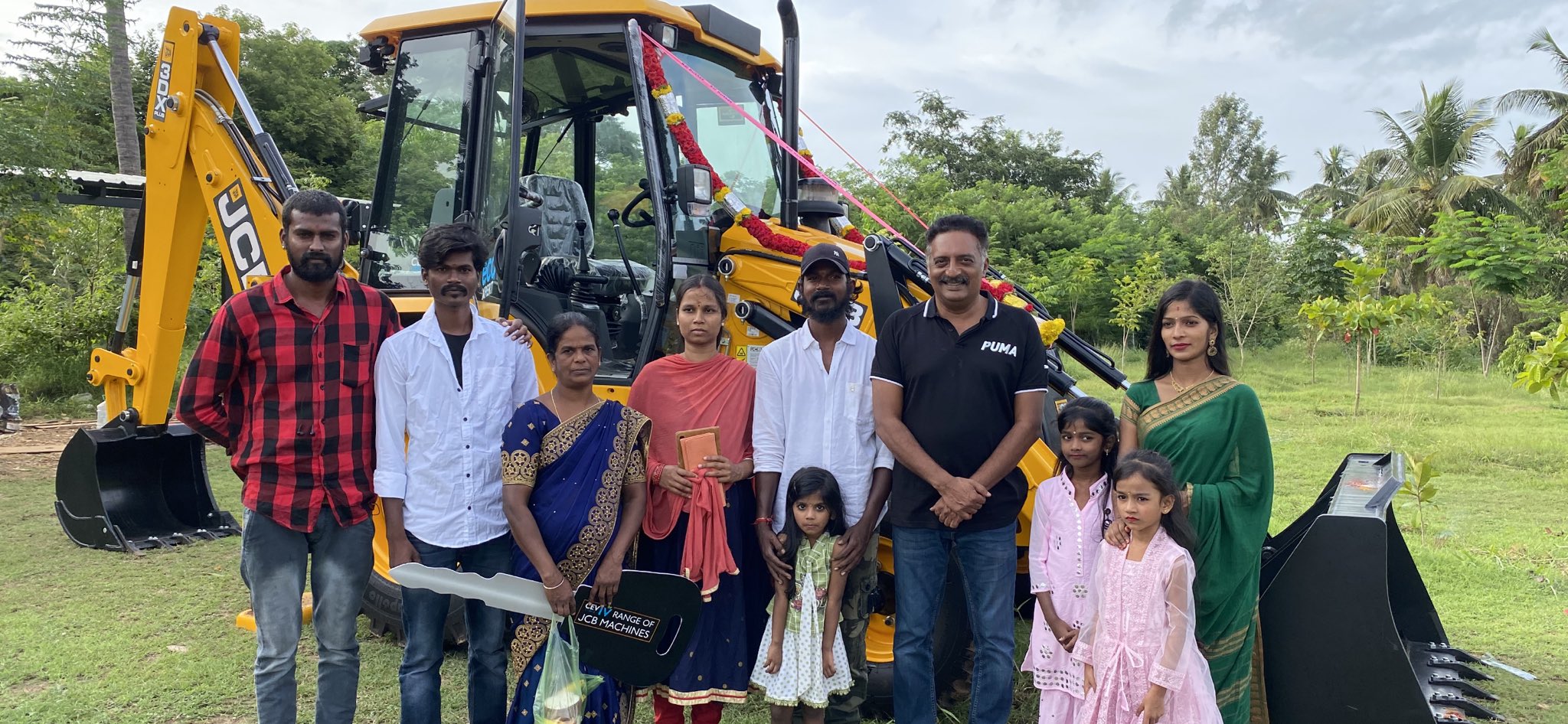 Actor Prakash Raj gifted JCB machine to poor family, Prakashraj, prakash raj, prakash raj movies, prakash raj wife, prakash raj father, prakash raj net worth, prakash raj age, prakash raj family, prakash raj son, prakash raj cast, prakash raj awards, பிரகாஷ்ராஜ், பிரகாஷ் ராஜ், பிரகாஷ் ராஜ் திரைப்படங்கள், பிரகாஷ் ராஜ் மனைவி, பிரகாஷ் ராஜ் தந்தை, பிரகாஷ் ராஜ் குடும்பம், பிரகாஷ் ராஜ் மகன், பிரகாஷ் ராஜ் நடிகர்கள், பிரகாஷ் ராஜ் விருதுகள்
