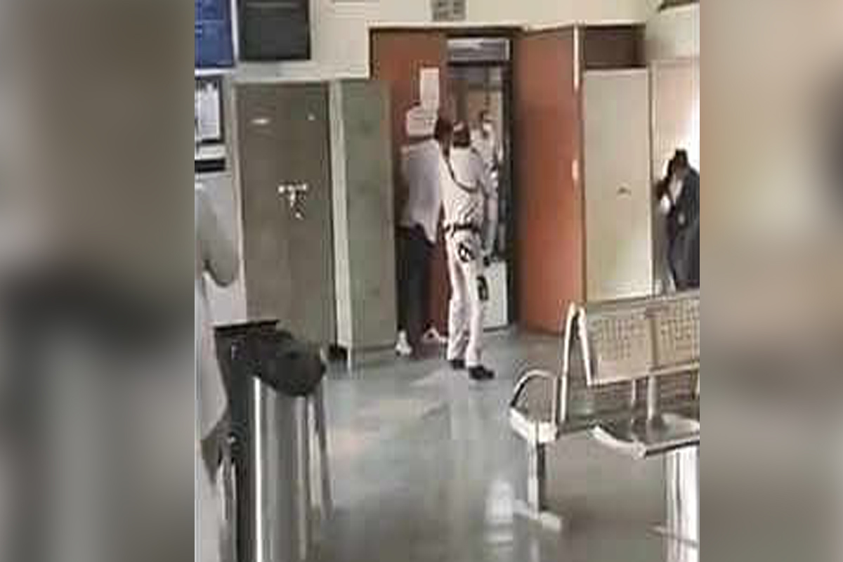 டெல்லி நீதிமன்றத்தில் ரவுடி சுட்டுக்கொலை.. வழக்கறிஞர் உடையில் வந்தவர்கள் வெறிச்செயல்...