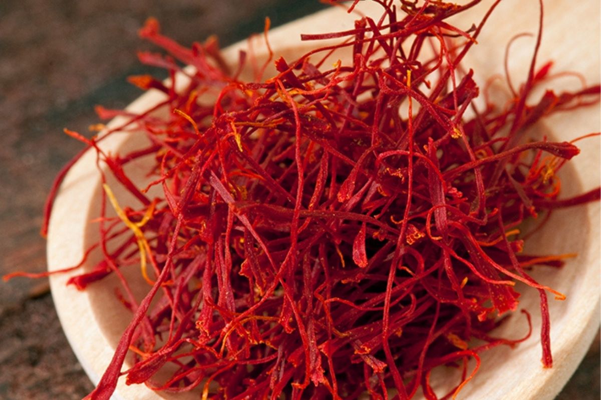  குங்குமப்பூ: தைராய்டு பிரச்சனைகள் உள்ளவர்களின் மனநிலை மாற்றங்களை (mood swings) கட்டுப்படுத்த இரவு ஊற வைத்த குங்குமப்பூவை காலை எழுந்தவுடன் சாப்பிடும் பழக்கம் உதவும். தைராய்டு உள்ளவர்களின் உடல் எடை அதிகரிப்பு சிக்கலுக்கு, கேசரி பாத் அல்லது காய்கறி உப்மாவில் குங்குமப்பூவை சேர்த்து சாப்பிடுவது நல்லது. நல்ல அளவு கால்சியம் மற்றும் புரதத்தை பெற இரவு தூங்க செல்லும் முன் ஒரு கிளாஸ் குங்குமப்பூ பால் குடித்து வரலாம்.