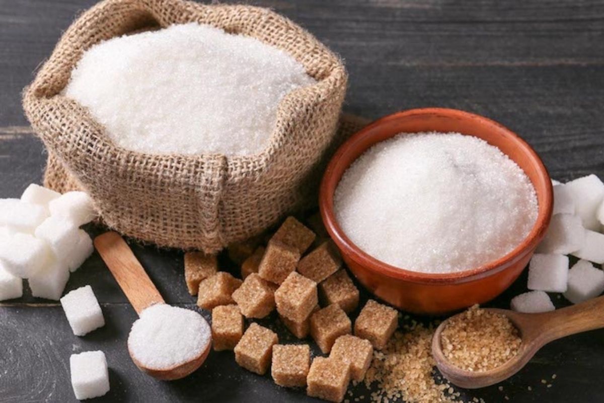  சர்க்கரை உணவுகள் : மாதவிடாய் காலத்தில் சிலருக்குச் சர்க்கரை நிறைந்த உணவு , ஸ்வீட் ஆகியவற்றை உண்ண ஆசை உண்டாகும். ஆனால் அதற்கு இடம் கொடுக்காமல் இனிப்புகளைத் தவிருங்கள். சர்க்கரை நிறைந்த குளிர்பானங்களையும் தவிர்க்கவும். மாதவிடாய் காலத்தில் சர்க்கரை அதிகம் உண்டால் இரத்தத்தில் சர்க்கரை அளவு ஏற்ற இறக்கமாக இருக்கும். இதனால் பதட்டம், திடீரென மன அமைதி, வயிறு இறுக்கிப் பிடித்தல் போன்றவை ஏற்படும்.