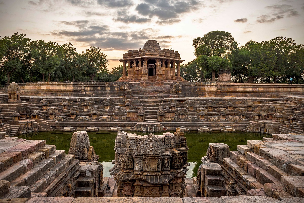  மொதேரா சூரிய கோவில் : மோதேரா சூரியன் கோயில், குஜராத் மாநிலத்தில் மெகசானா மாவட்டத்தில், புஷ்பாவதி ஆற்றாங்கரையில் அமைந்துள்ளது. அகமதாபாத்திலிருந்து 102 கி. மீ., தொலைவிலும், மெக்சனா நகரத்திலிருந்து 25 கி. மீ., தொலைவிலும் இந்த கோவில் உள்ளது. மோதெராவில் உள்ள சூரியக் கோவில் சுவர்களில் மிகவும் கலை நயமான வேலைப்பாடுகள் நிறைந்துள்ளது. இந்த கோவிலில் தற்போது எந்த சடங்குகளும் நடத்தப்படவில்லை என்றாலும், இது இந்திய தொல்லியல் துறையால் பாதுகாக்கப்படும் ஒரு முக்கிய சுற்றுலா தலமாக உள்ளது.