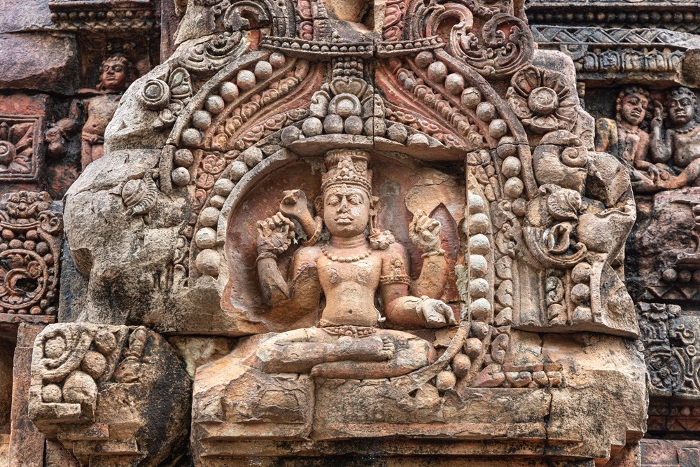  மார்க்கண்டேஸ்வர் கோவில் : வைங்கங்கா நதிக்கரையில் அமைந்துள்ள இந்த கோவில் மிகவும் புனிதமானது என்று நம்பப்படுகிறது, இது கோவில் மிகவும் சக்தி வாய்ந்ததாக கருதப்படுவதால் சுற்றுலாப்பயணிகள் மற்றும் உள்ளூர் வாசிகள் அடிக்கடி இந்த கோவிலுக்கு வருகை தருகின்றனர். ஒவ்வொரு வருடமும் மகா சிவராத்திரி அன்று அதிக எண்ணிக்கையில் மக்கள் இங்கே வந்து சிவனை வழிப்பட்டு செல்கிறார்கள். இந்த கோவில் ஒரே இரவில் மர்மமான முறையில் கட்டப்பட்டதாகக் கூறப்படுகிறது. இங்குள்ள சுவர்களில் பல்வேறு ஓவியங்கள் உள்ளது. மேலும் பல்வேறு வகையான பாலுணர்வு தூண்டும் சிற்பங்களும் உள்ளன. எனவே இந்த கோவிலை கவர்ச்சி தூறல் என்று கூறுகிறார்கள். இந்த கோவிலை கட்டியவர்கள் தீய சக்திகள் கொண்டவர்கள் என்றும் கூறப்படுகிறது.