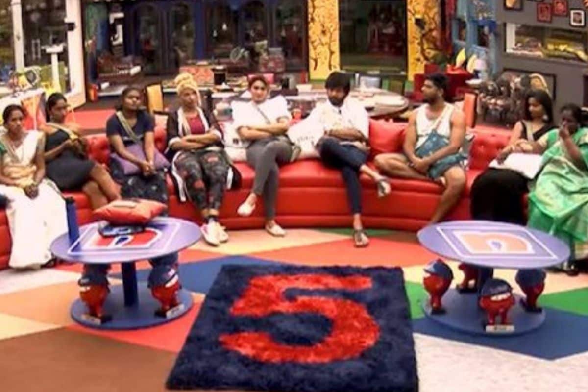 பிக் பாஸ் வீட்டிலிருந்து முதல் ஆளாக எலிமினேட்டானவர் இவர் தான்...