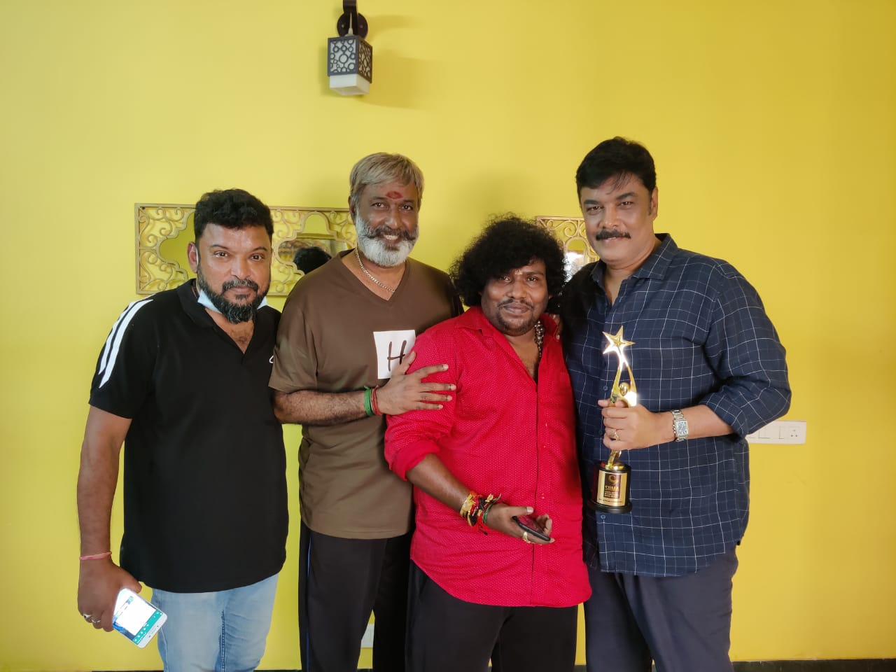  இதற்கு உதாரணமாக கலகலப்பு 2 உள்பட பல படங்களை சொல்லலாம். அக்டோபர் 14 திரையரங்கில் வெளியாகவிருக்கும் சுந்தர் சி. யின் அரண்மனை 3 படத்திலும் யோகி பாபு இருக்கிறார்.