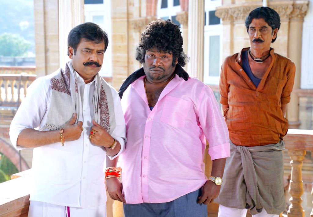  மகா அமாவாசையை முன்னிட்டு சுந்தர் சி. க்கு யோகி பாபு பிள்ளையார் சிலை ஒன்றை பரிசளித்துள்ளார். அந்தப் புகைப்படங்கள் அவரது சமூகவலைத்தளப் பக்கங்களில் பார்க்கக் கிடைக்கிறது.
