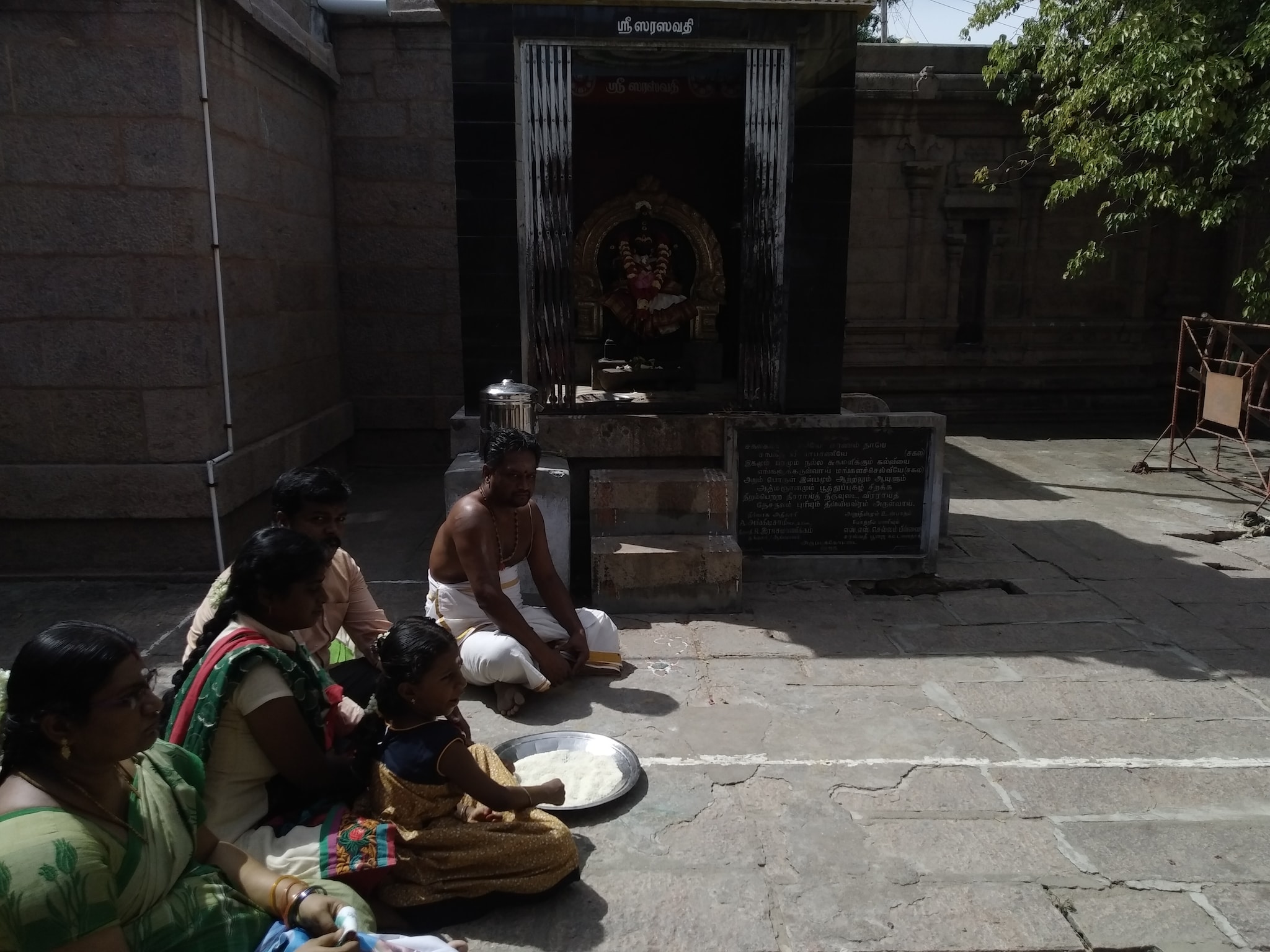 அருப்புக்கோட்டை: விஜயதசமி விழா - கோவிலில் குழந்தையுடன் குவிந்த பெற்றோர்