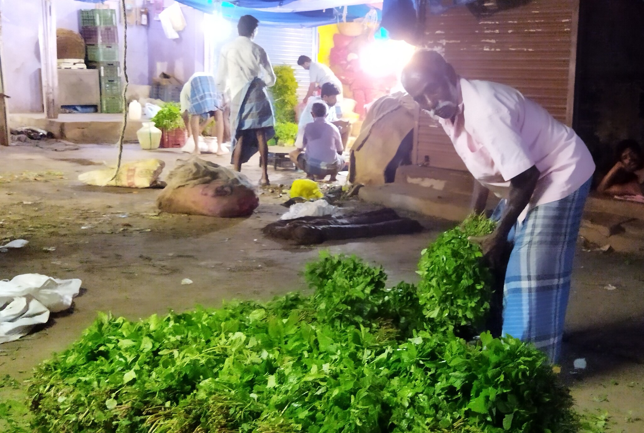 திருச்சி காந்தி மார்க்கெட் : இன்றைய (அக்டோபர் 19) காய்கறி, பழங்கள் விலை தெரியுமா?