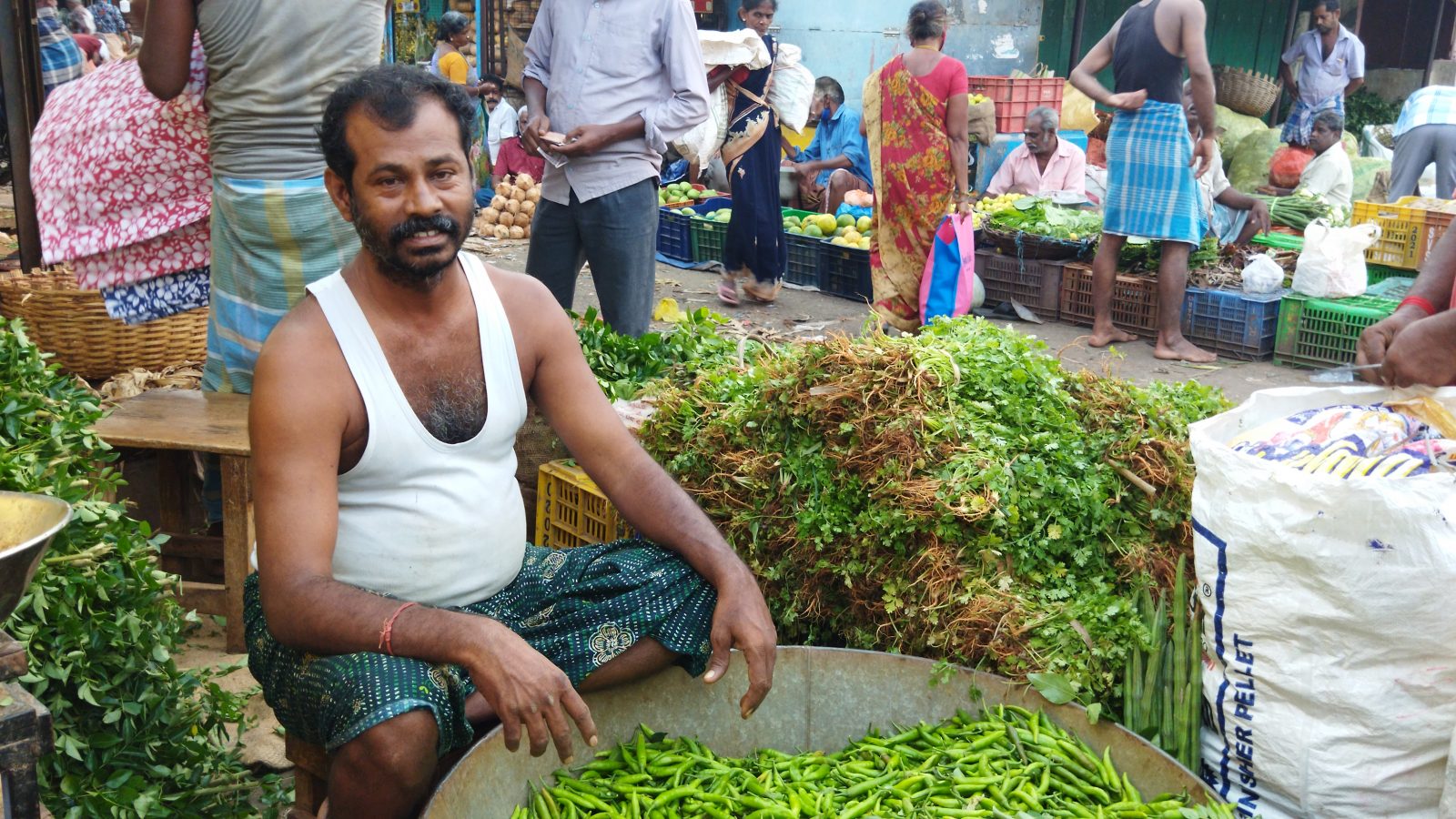 திருச்சி காந்தி மார்க்கெட்: இன்றைய( அக்டோபர் 22 ந்தேதி)  காய்கறி பழங்கள்  விலை  தெரியுமா?