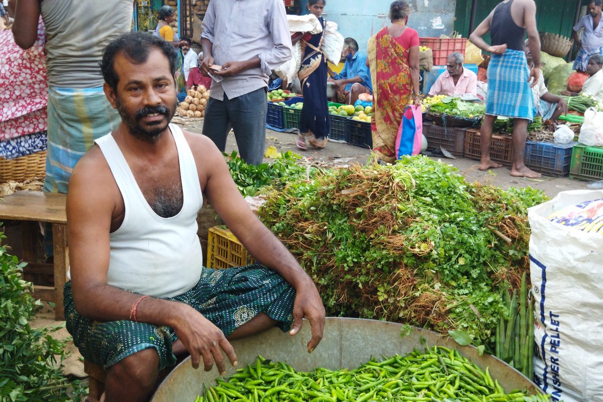 திருச்சி காந்தி மார்க்கெட்டில் இன்றைய காய்கறி பழங்கள் விலை தெரியுமா?