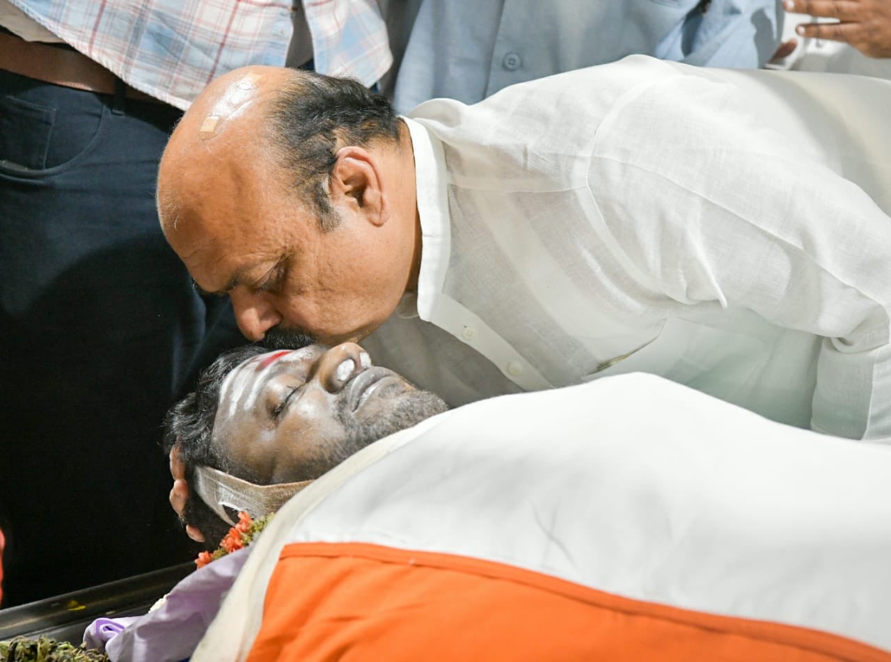 Actor Puneeth Rajkumar body was laid, puneeth rajkumar age, puneeth rajkumar wife, puneeth rajkumar son, puneeth rajkumar instagram, puneeth rajkumar brother, puneeth rajkumar death, புனித் ராஜ்குமார், புனித் ராஜ்குமார் மரணம், புனித் ராஜ்குமார் உடல் நல்லடக்கம், புனித் ராஜ்குமார் படங்கள்