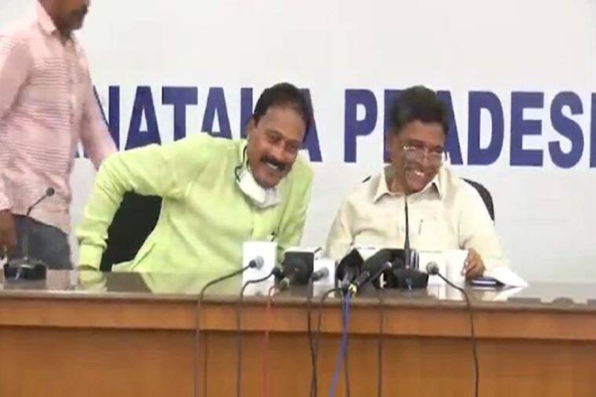 மைக் ஆன்-ல இருந்தது தெரியாம காங்கிரஸ் மாநில தலைவர் பற்றி கிசுகிசு..