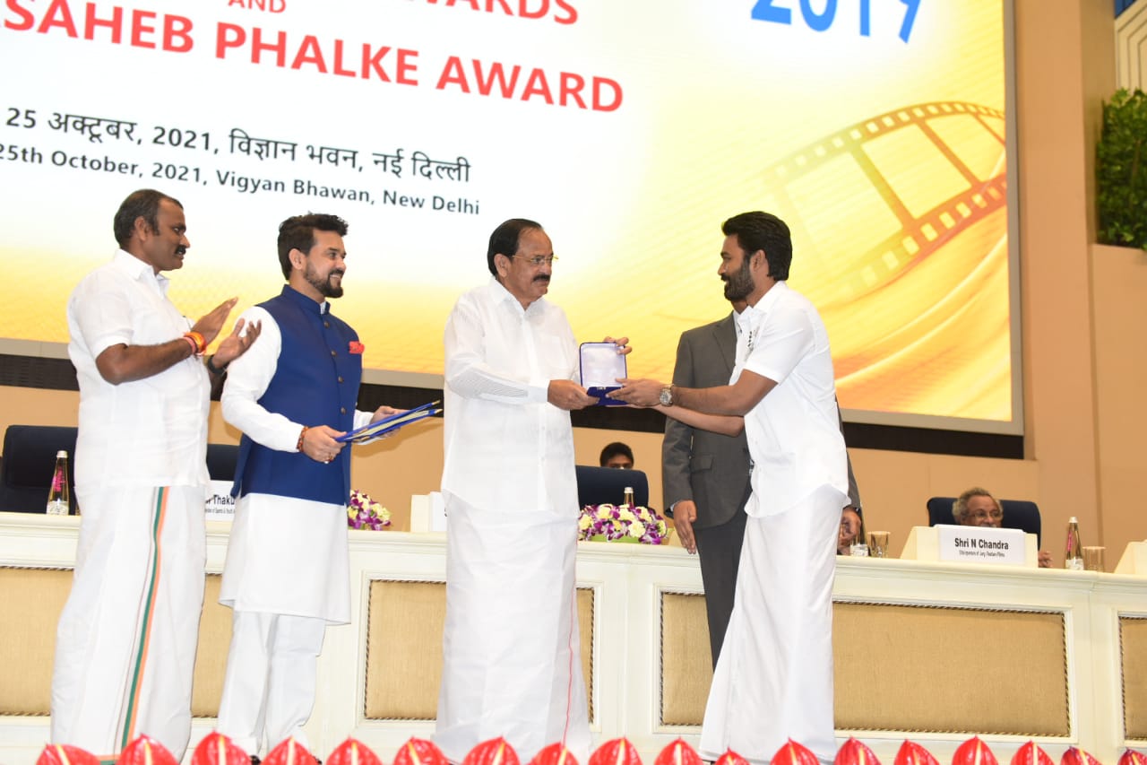  தனுஷ் தேசிய விருது பெறுவது இது இரண்டாவது முறையாகும். ஏற்கனவே ஆடுகளம் படத்திற்கு தேசிய விருது பெற்றிருந்தார்.