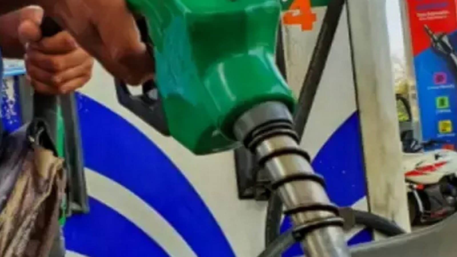 பெட்ரோல், டீசல் மீதான வாட் வரியை அதிரடியாக குறைக்கும் பாஜக ஆளும் மாநிலங்கள்!!