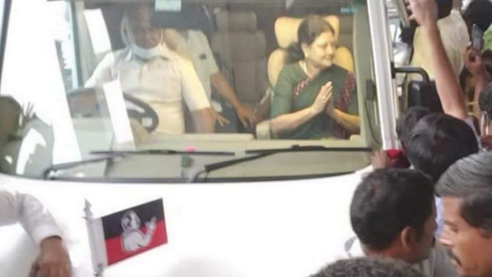 ஜெயலலிதாவின் பிரச்சார வாகனத்தில் வந்து தேவர் சிலைக்கு மரியாதை செய்த சசிகலா