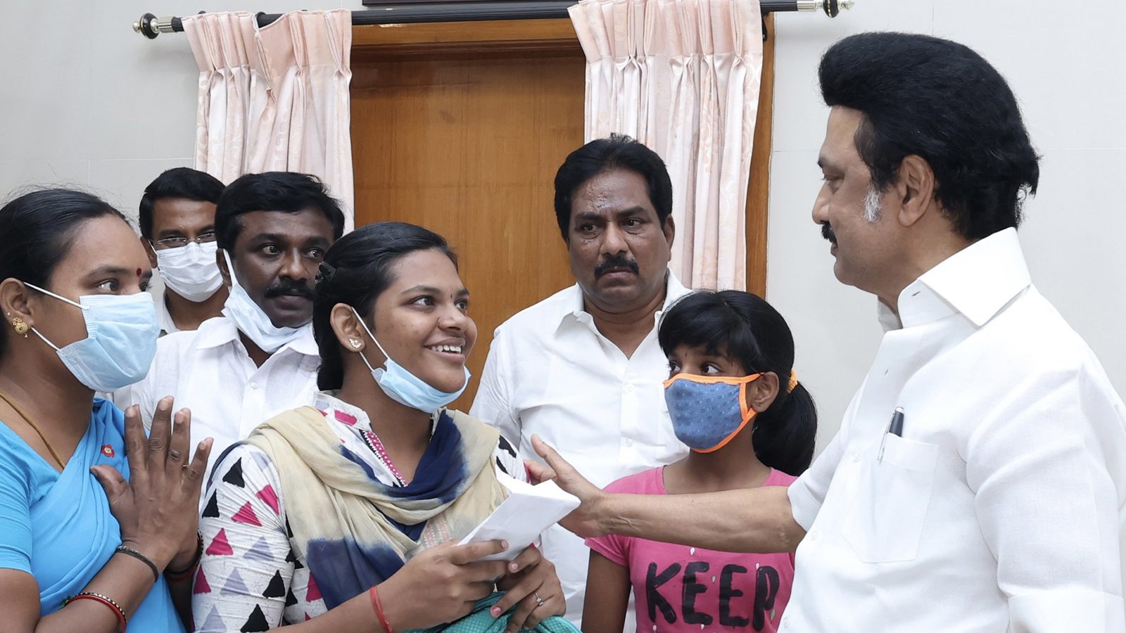 கிராமத்து மாணவியை சந்திக்க கார் அனுப்பிய முதல்வர் ஸ்டாலின்