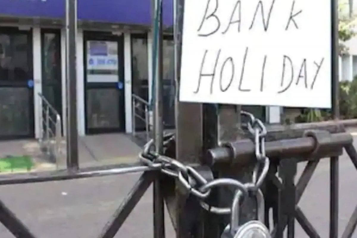 November Bank Holidays: ரிசர்வ் வங்கியின் விடுமுறை நாட்காட்டியின் படி, வார இறுதி நாட்களைத் தவிர, பண்டிகை விடுமுறைகள் சில உள்ளூர் அல்லது பிராந்திய கிளைகளுக்கு மட்டுமே. பொது விடுமுறைகள் மட்டுமே நாடு முழுவதும் உள்ள வங்கிகளால் அனுசரிக்கப்படுகின்றன.