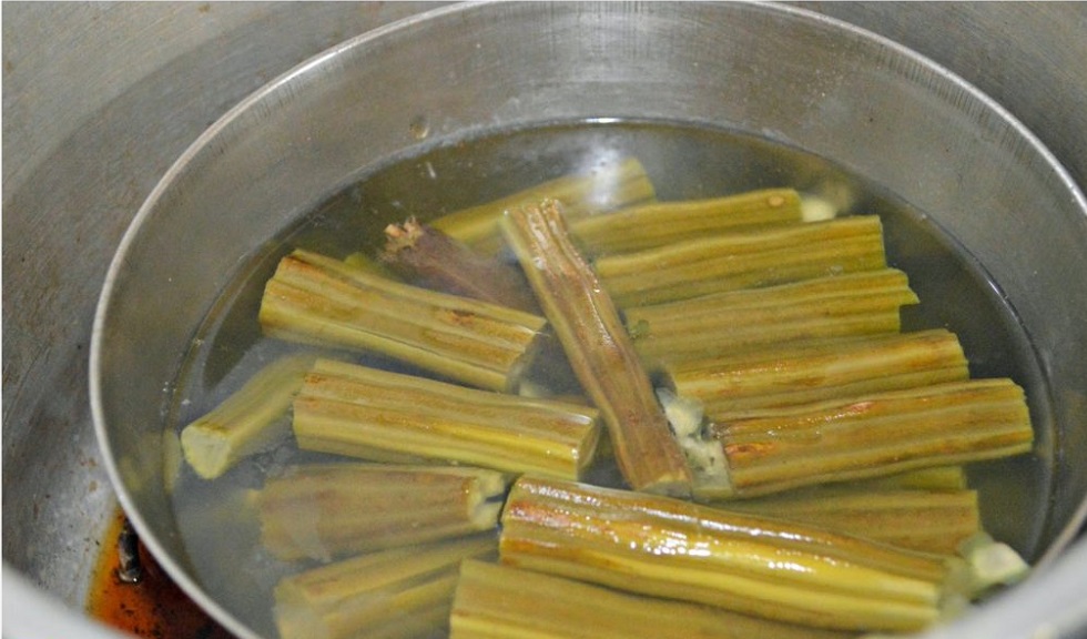  முருங்கைக்காய் சுருங்கி அதன் சாறு நன்கு இறங்கியதும் அடுப்பை அணைத்துவிட்டு வடிகட்டிக்கொள்ளுங்கள். பின் அந்த நீரை பருகுங்கள். இந்த நீரை குடிக்கும் முன் உங்கள் மருத்துவரையும் கலந்து ஆலோசிப்பது நல்லது.