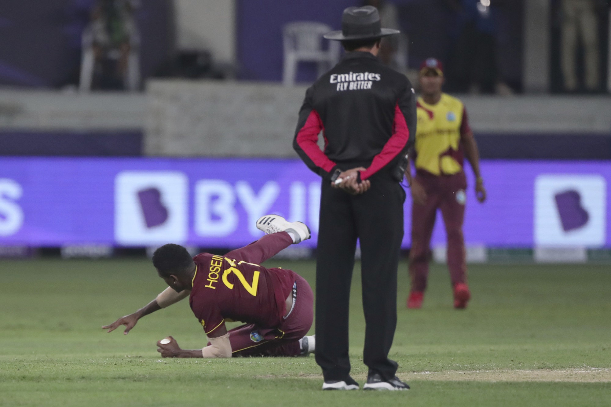  கிறிஸ் கெய்ல் அதிகபட்சமாக 13 ரன்கள் எடுத்து கொடியேற்றி அவுட் ஆனார், இதுவும் அருமையான கேட்ச். டைமல் மில்ஸ் என்ற இடது கை வீரர் அருமையான ஷார்ட் பிட்ச் பந்தை வீசினார் கெய்லுக்கு.