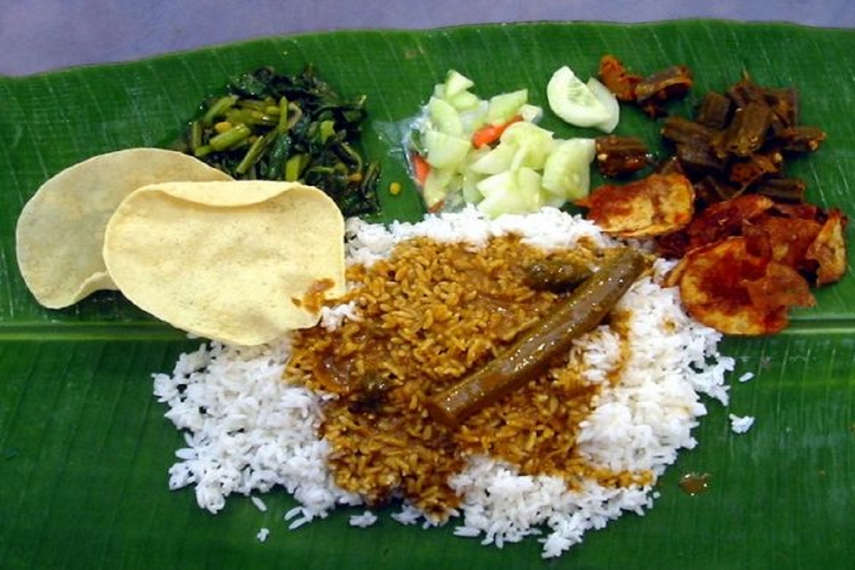  வாழை இலையில் சாப்பிடுவதால் இளநரை வராமல், நீண்ட நாட்களுக்கு முடி கருப்பாக இருக்கும். தீக்காயம் ஏற்பட்டவர்களை வாழை இலை மீது தான் படுக்க வைக்க வேண்டும். அப்பொழுது தான் சூட்டின் தாக்கம் குறையும்.சாப்பாடு வாழை இலையில் பேக்கிங் செய்தால் சாப்பாடு கெடாமலும், மனமாகவும் இருக்கும்.