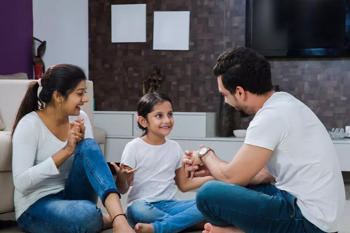  முடியாது என்பதில் தயக்கம் வேண்டாம் : வளர்ச்சி, மாற்றங்கள் என்பது உடலளவில் மட்டுமல்ல. அவர்களுக்கான தனிப்பட்ட விஷயங்கள் என்பதும் அப்போதுதான் துவங்குகிறது. எனவே அதை அவர்கள் சரியாகக் கையாளவும், சமூகத்தை எதிர்கொள்ள துணிவு வேண்டும் எனில் முடியாது என்பதை ஆணித்தனமாக சொல்லக் கற்றுக்கொடுங்கள். எந்த இடத்தில் அவர்கள் அசௌகரியமாக உணர்கிறார்கள், பாதுகாப்பின்மையை உணர்கிறார்கள், இதுவரை இல்லாத உணர்வாக இருக்கிறது..அது பிடிக்கவில்லை எனில் முடியாது..வேண்டாம் என்பதை இப்போதிலிருந்தே சொல்லக் கற்றுக்கொடுங்கள்.