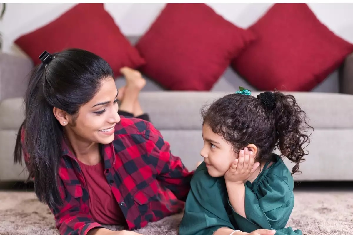  ஆண்களுக்கு குறைந்தவர்கள் அல்ல : பெண் குழந்தைகளுக்கு தைரியத்தை அளிக்க முதலில் கற்றுத்தர வேண்டிய விஷயம் ஆண்களுக்கு குறைந்தவர்கள் அல்ல பெண்கள் என்பதுதான். ஆணுக்கு என்ன உரிமைகள், வாய்ப்புகள் இருக்கின்றனவோ அவை பெண்களுக்கும் உண்டு என்பதையும், இரு பாலினத்தையும் வேறுபடுத்திப் பார்ப்பது , மரியாதை ,தகுதிகள் என்ன என்பதையும் புரிய வையுங்கள்.
