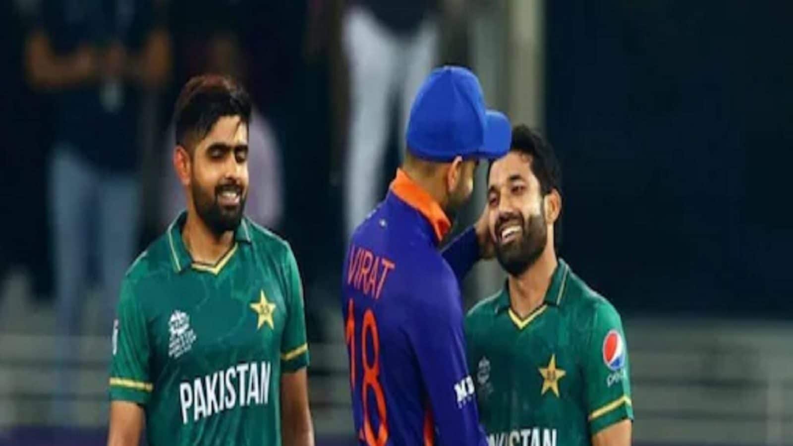 India vs Pakistan T20 WC-  ரசிக உள்ளங்களை அள்ளிய கோலியின் செய்கை- வீடியோ