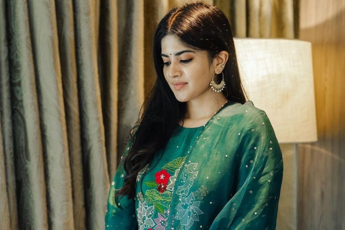 பச்சை நிற சுடிதாரில் மேகா ஆகாஷின் புகைப்படங்கள்..