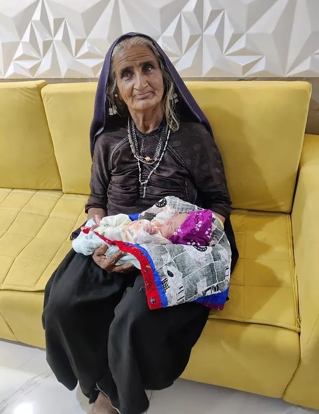  குஜராத் மாநிலத்தில் 70 வயதில் பெண் ஒருவர் தொழில்நுட்பத்தின் உதவியுடன் குழந்தை பெற்றிருக்கிறார்.