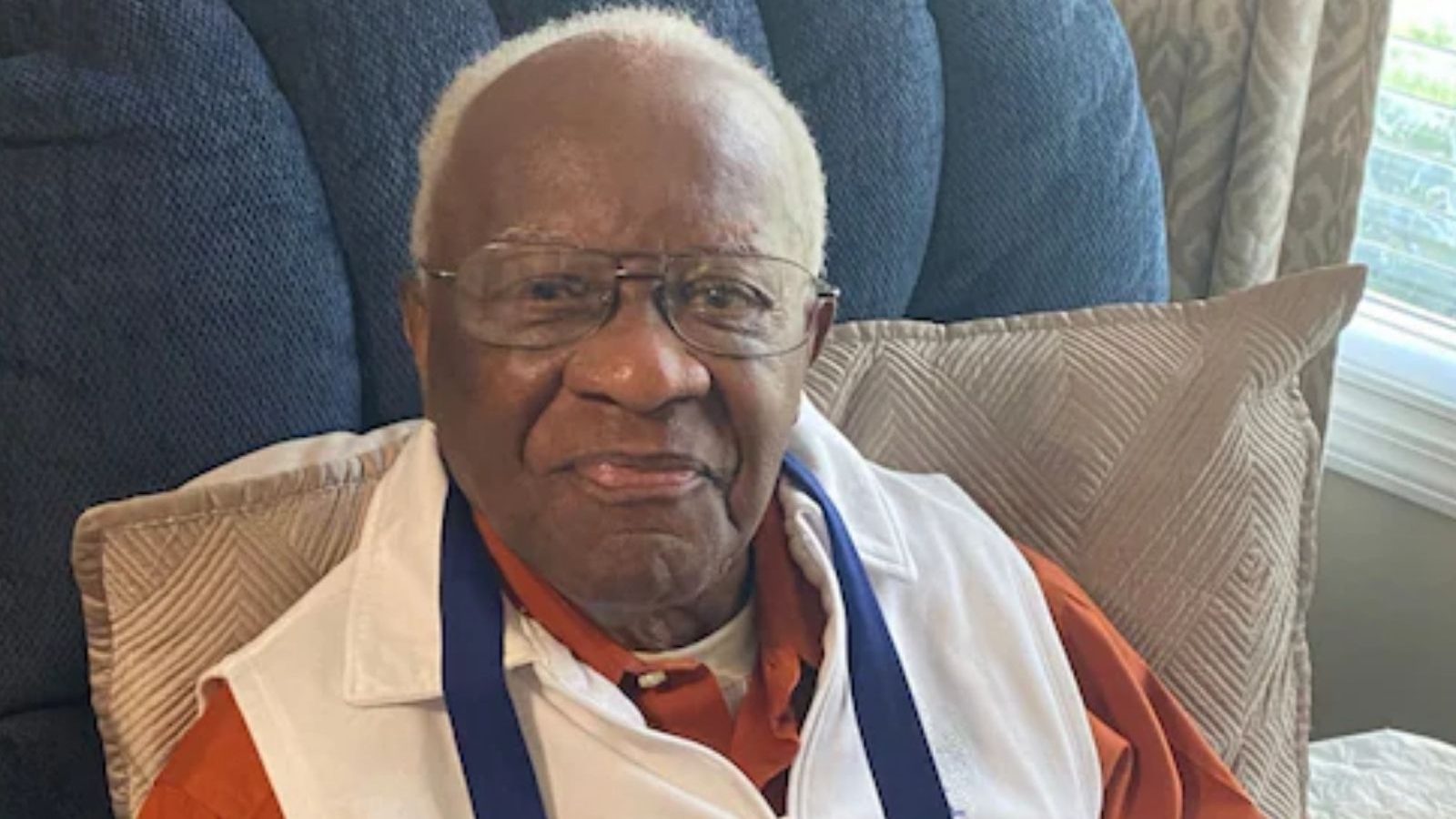 100 வயது அடைந்த தாத்தாவிற்கு பிறந்தநாள் வாழ்த்து சொன்ன பேத்தி - வைரலாகும் ட்வீட்!