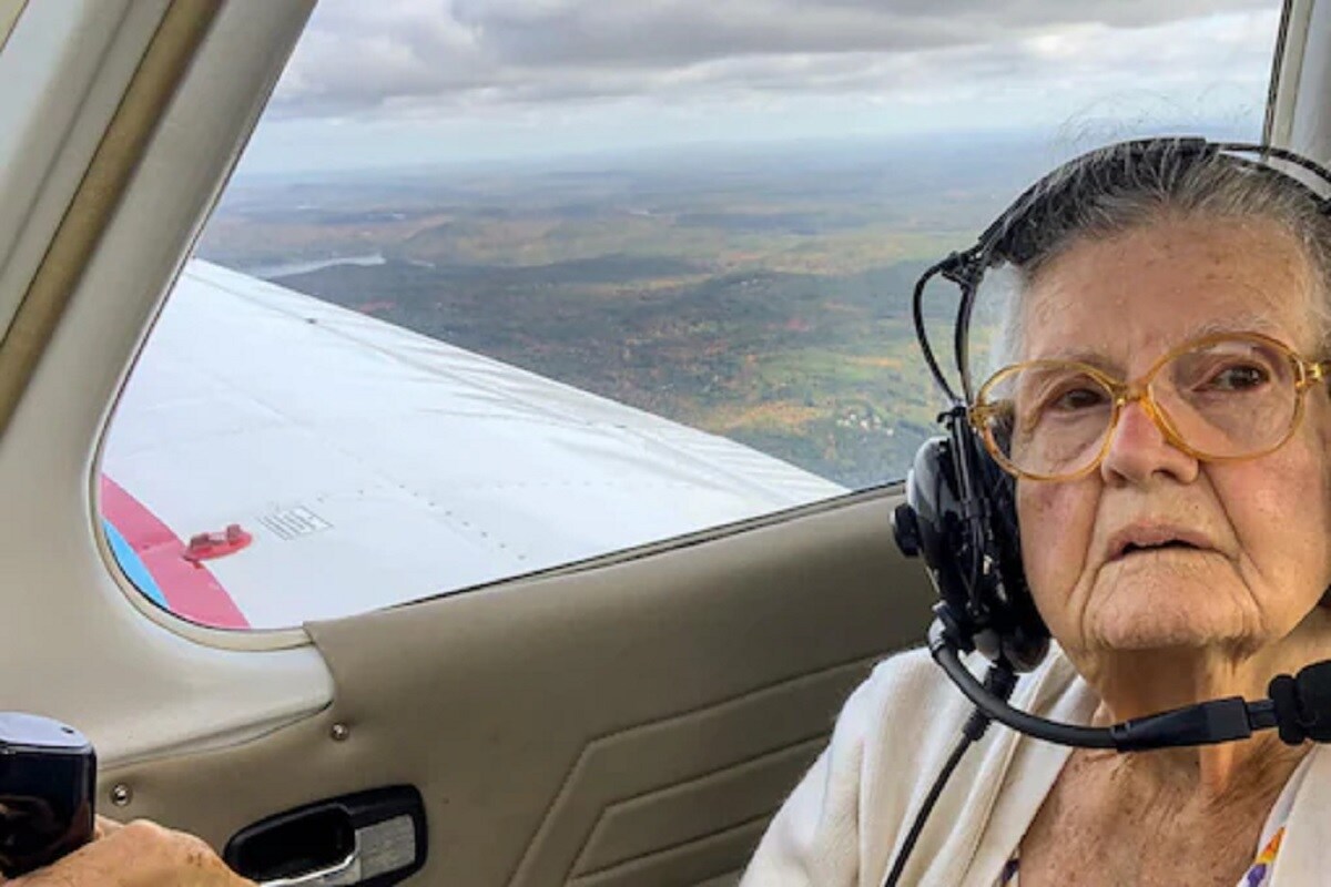 விமானத்தை இயக்கிய பார்கின்சன் நோய் பாதித்த மூதாட்டி - தாயின் விருப்பத்தை நிறைவேற்றிய மகன்!