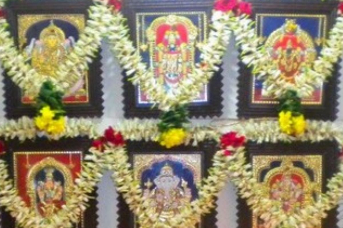 கணவன் மனைவியிடையே ஒற்றுமை நிலவ எந்த மாதிரியான சுவாமி படங்களை வைக்கலாம்