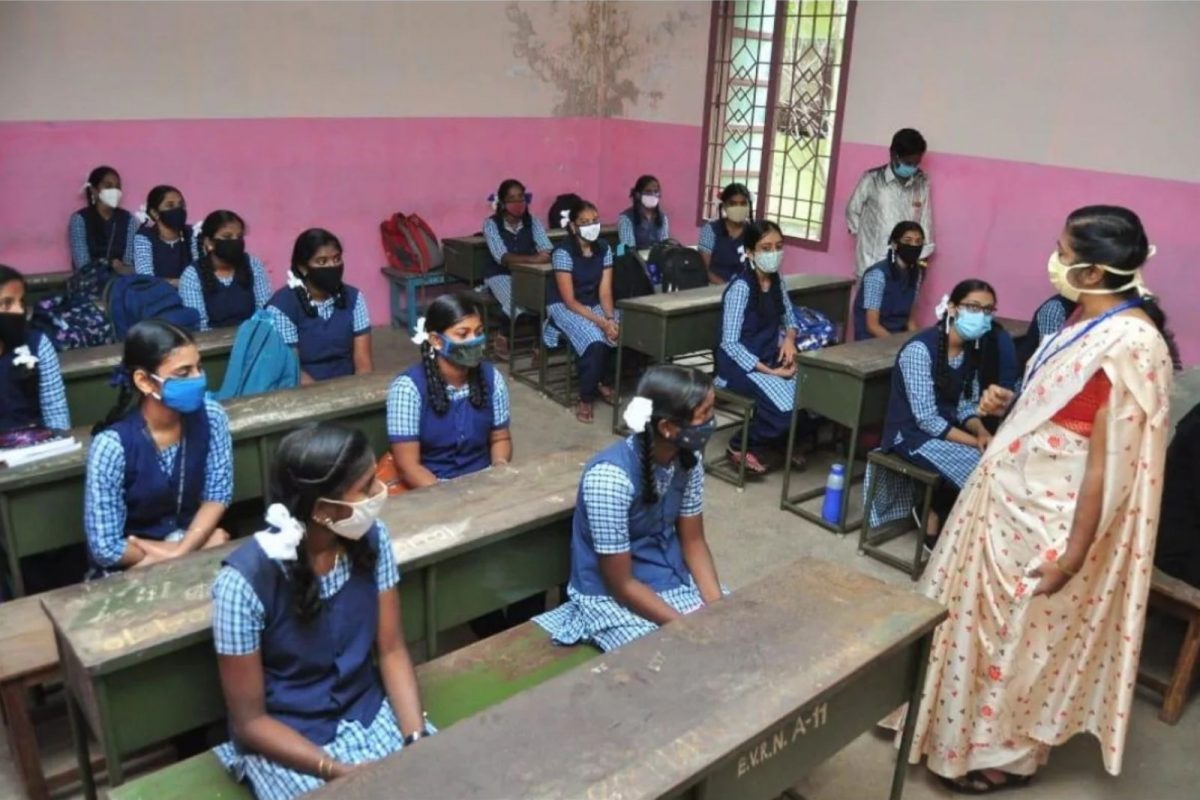 பள்ளிகள் திறப்பு: அரை நாள் மட்டுமே வகுப்பு... வருகைபதிவு கட்டாயமில்லை