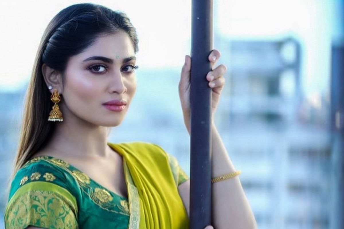 பச்சை நிற பாவாடை தாவணியில் பிக்பாஸ் ஷிவானி நாராயணன்