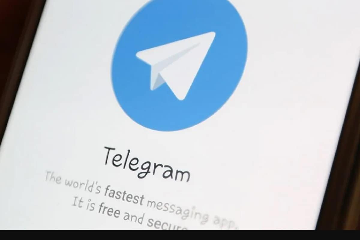  1. டெலிகிராம் (Telegram) : வாட்ஸ்அப் செயலிக்கு மாற்றாக பிரபலமாக இருக்கும் செயலி டெலிகிராம். வாட்ஸ்அப் செயலியில் இருக்கும் அனைத்து அம்சங்களும் அப்படியே டெலிகிராமிலும் உள்ளது. வாட்ஸ்அப்பில் இருக்கும் அனைத்து சாட்களையும் அப்படியே டெலிகிராம் செயலிக்கு மாற்றிக் கொள்ள முடியும். மிக முக்கியமான விஷயம் என்னவென்றால், வாட்ஸ்அப் செயலியைப் போல் இந்த செயலியும் இலவசமாக யூசர்கள் பயன்படுத்திக்கொள்ளலாம்.