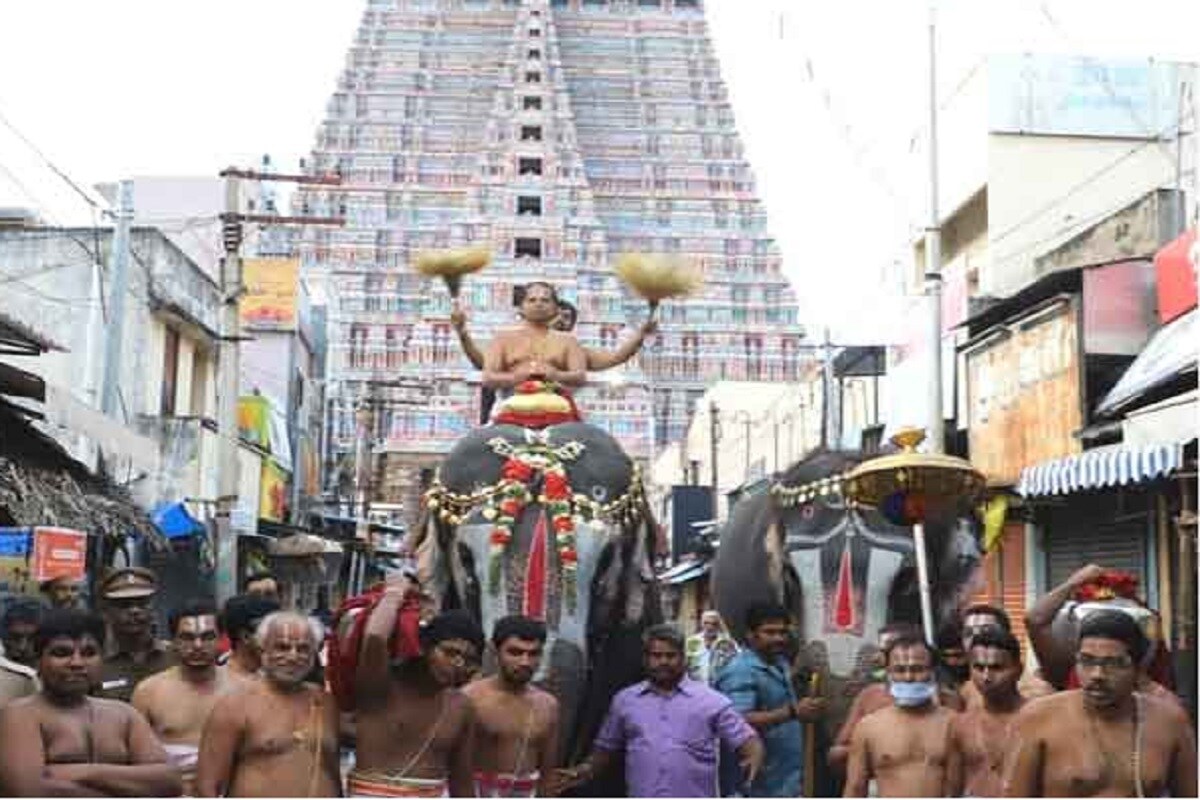 ஸ்ரீரங்கம் ரெங்கநாதருக்கு திருமஞ்சனம்... தங்க குடத்தில் புனிதநீர் எடுத்து வந்த ஆண்டாள் யானை...