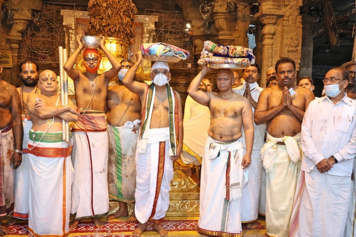  தொடர்ந்து ஜீயர்கள் ஏழுமலையானுக்கு புதிய பட்டு வஸ்திர சமர்பணம் செய்தனர். நிகழ்ச்சியில் தேவஸ்தான உயர் அதிகாரிகள் மற்றும் ஊழியர்கள் ஆகியோர் பங்கேற்றனர்.