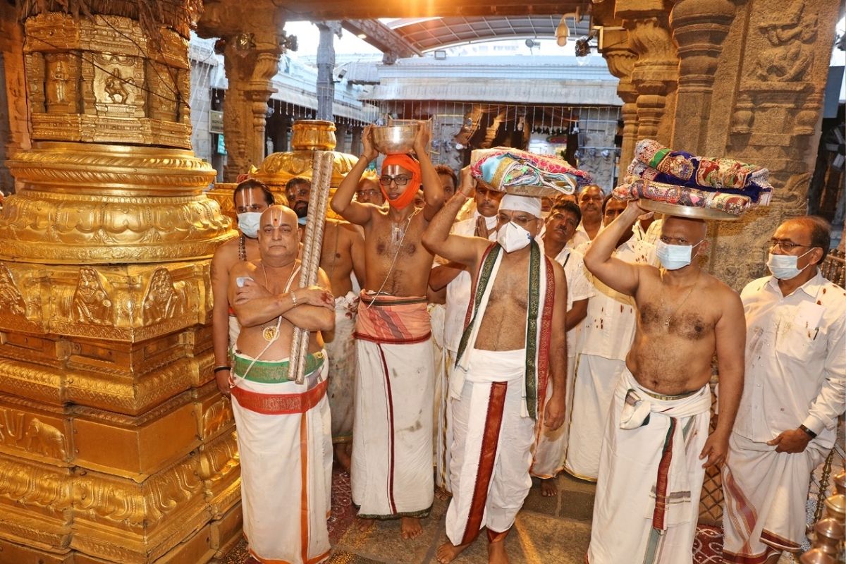  அதனைத் தொடர்ந்து சந்தனம், நாமக்கட்டி, ஜவ்வாது ஆகியவை உள்ளிட்ட பல்வேறு நறுமண பொருட்கள் கொண்டு தயார் செய்யப்பட்ட நறுமன கலவை கோவில் சுவர்களுக்கு பூசப்பட்டது.