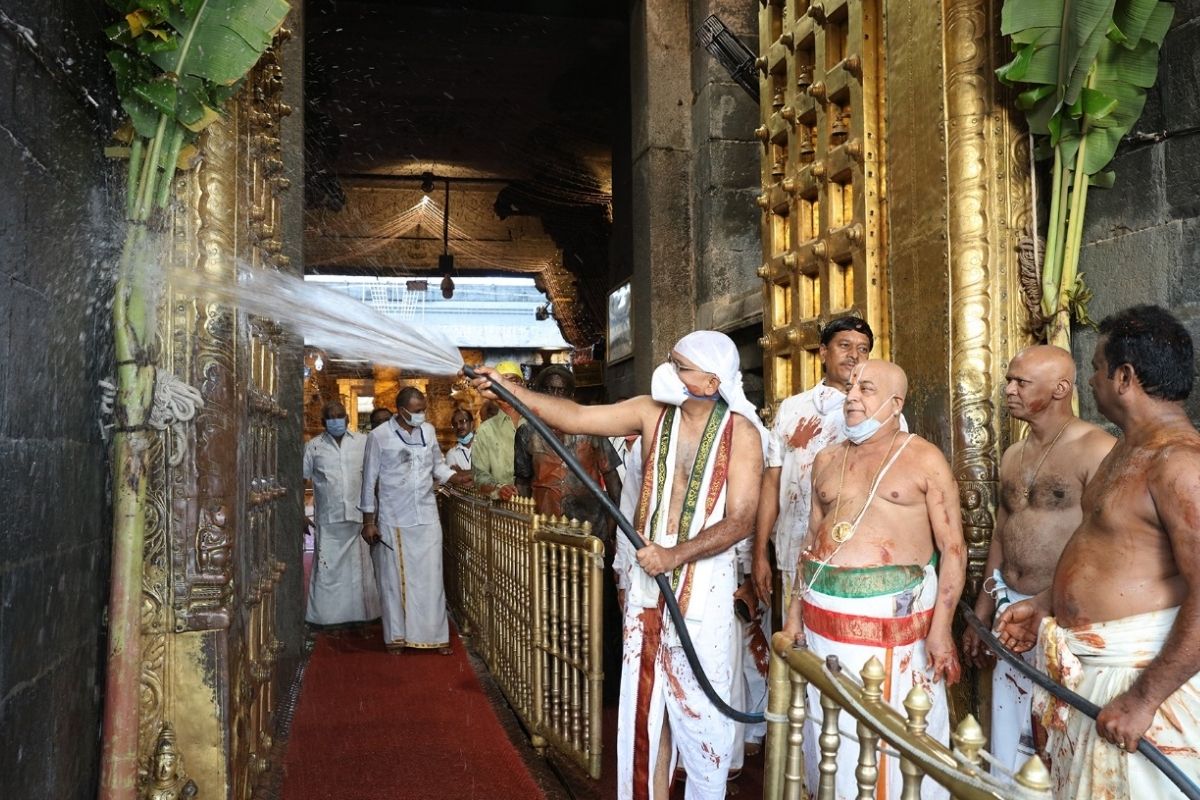  திருப்பதி ஏழுமலையான் கோவிலில் வரும் 7ம் தேதி பிரம்மோற்சவம் துவங்க உள்ளதால்  கோவில் ஆழ்வார் திருமஞ்சனம் என்ற பெயரில் ஏழுமலையான் கோவிலை கழுவி சுத்தம் செய்து நறுமண கலவை பூசும் நிகழ்ச்சி இன்று திருப்பதி மலையில் நடைபெற்றது.