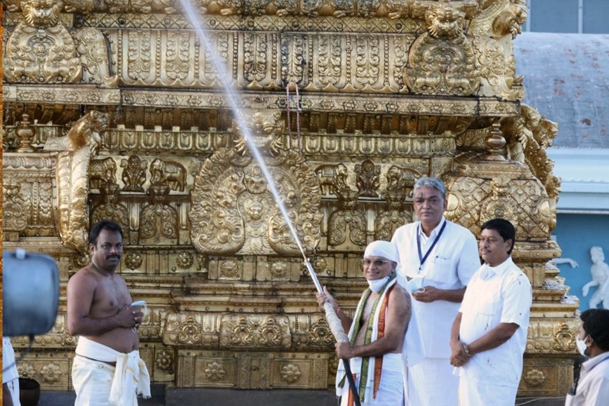  அப்போது கோவில் கருவறை துவங்கி, ஏழுமலையான் கோவில் வளாகத்தில் உள்ள துணைக் கோயில்கள்,பிரசாத தயாரிப்புக் கூடம், தங்க கோபுரம் ஆகியவை உள்ளிட்ட அனைத்து பகுதிகளும் பிரசாதம் தயாரிப்பதற்கு பயன்படுத்தப்படும் பாத்திரங்கள், பூஜை பொருட்கள் ஆகியவை உள்ளிட்ட அனைத்தும் ஒட்டுமொத்தமாக கழுவி சுத்தம் செய்யப்பட்டன.