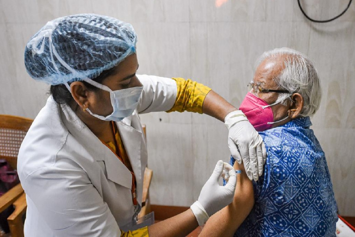  பூஸ்டர் ஊசிகள் : எதிர்ப்பு சக்தியை மேலும் பலப்படுத்த கொரோனா பூஸ்டர் மருந்துகள் உதவுகின்றன. Pfizer-BioNTech மற்றும் Moderna ஆகிற நிறுவனங்கள் பூஸ்டர் தடுப்பூசிகளை சமீபத்தில் அறிமுகம் செய்துள்ளன. இவை ஓமைக்ரான் கொரோனாவை எதிர்த்து செயல்பட வழி செய்யும். அமெரிக்காவில் இந்த வகை பூஸ்டர் ஊசிகளை எடுத்துக்கொள்ள மருத்துவர்கள் அறிவுறுத்துகின்றனர். இந்தியாவில் இதை பற்றிய தெளிவான அறிவிப்புகள் இன்னும் சில நாட்களில் வரலாம் என்று எதிர் பார்க்கப்படுகிறது.