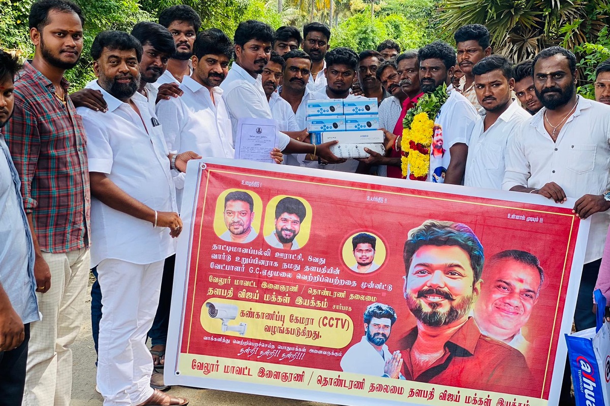 வேலூரில் வெற்றி பெற்றவுடன் வாக்குறுதியை நிறைவேற்றிய விஜய் ரசிகர்கள்