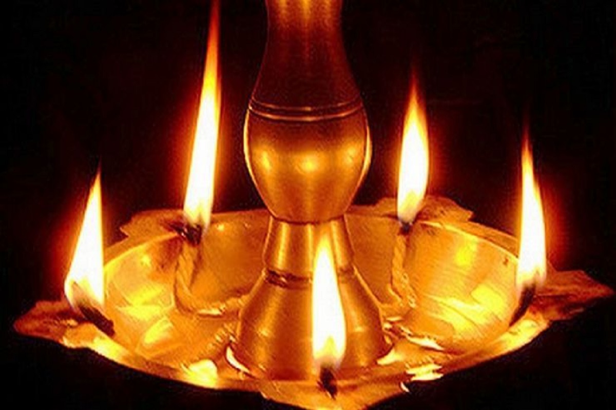  நெய்யில் விளக்கு ஏற்றினால் செல்வம் பெருகும், எதை நினைத்து அந்த தீபம் ஏற்றுகிறோமோ அந்த காரியம் நிறைவேறும். நல்லெண்ணையில் விளக்கு ஏற்றினால் ஆரோக்கியத்தை பெற்றுத்தரும். தேங்காய் எண்ணெயில் விளக்கு ஏற்றினால் வசீகரத்தை உண்டு செய்யும். வீட்டில் இலுப்பை எண்ணெயில் விளக்கு ஏற்றினால் சகலகாரியத்திலும் வெற்றியை பெற்று தரும். விளக்கெண்ணெய்யில் தீபம் ஏற்றுவதால் புகழ் உண்டாக்கும். வேப்ப எண்ணெயில் விளக்கு ஏற்றினால் கணவன், மனைவி ஒற்றுமையை மேம்படுத்தும்.