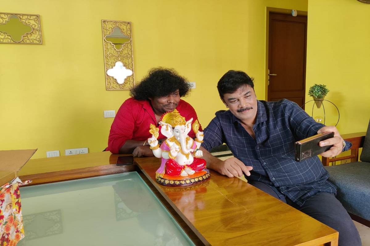சுந்தர் சி. க்கு யோகி பாபு அளித்த ஆன்மிக பரிசு - படங்கள்!