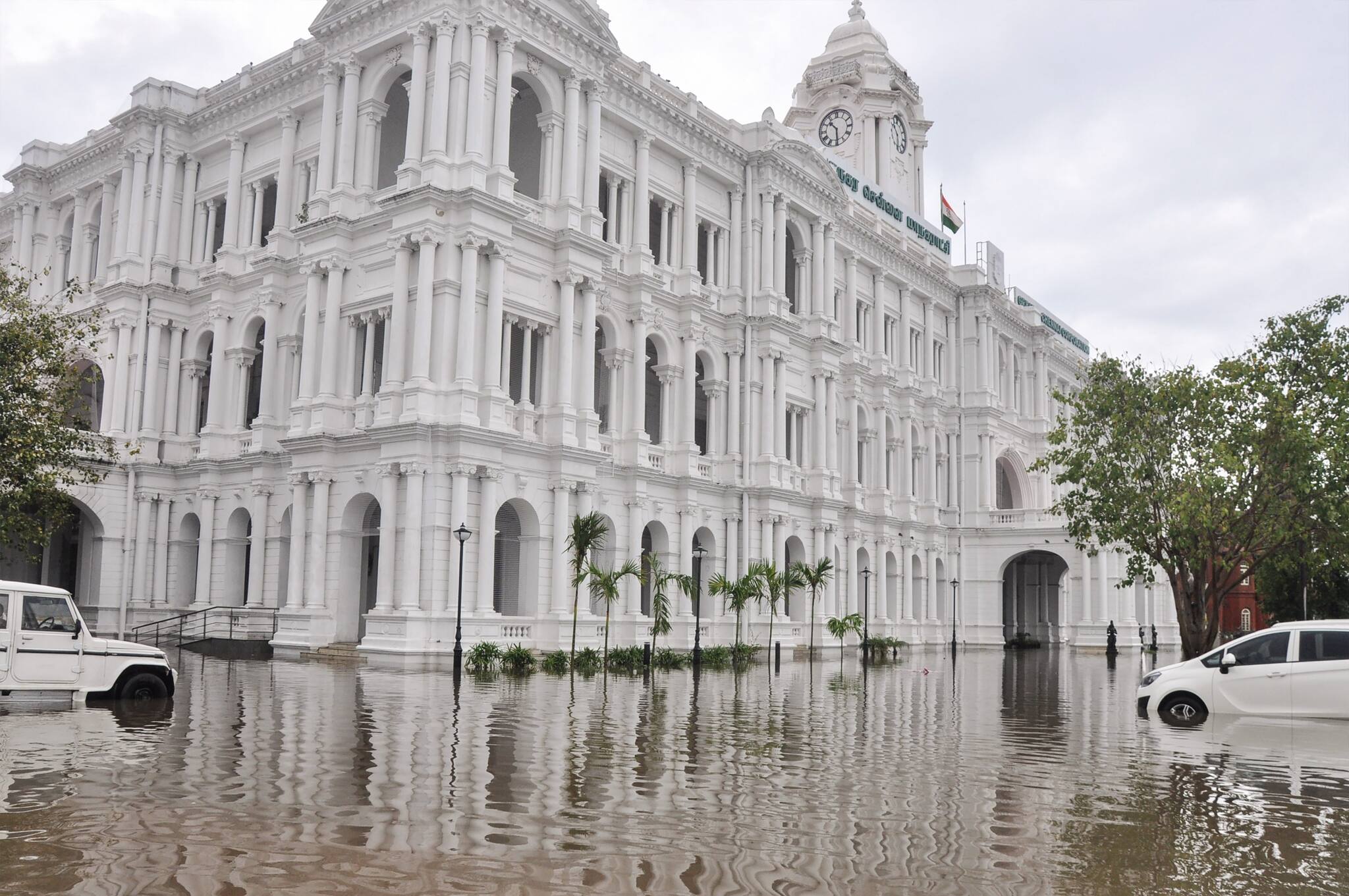  சென்னை மாநகராட்சி அலுவலகத்தையும் கனமழை விட்டுவைக்கவில்லை. ரிப்பன் மாளிகை முழுவதும் மழை நீர் தேங்கி உள்ளது.