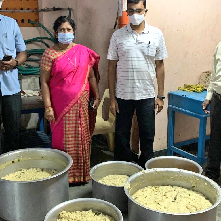  வெள்ளத்தால் பாதிக்கப்பட்ட பகுதிகளில் உள்ள மக்களுக்கு உணவளிக்க சென்னை மாநகராட்சி 15 குழுக்களை ஈடுபடுத்தியுள்ளது,